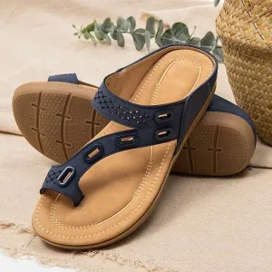 Slippers With Flat Bottomed Flip Flops And Hollow Buckle Pattern