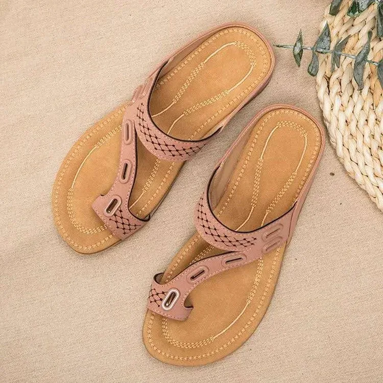 Slippers With Flat Bottomed Flip Flops And Hollow Buckle Pattern