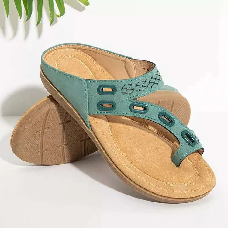 Slippers With Flat Bottomed Flip Flops And Hollow Buckle Pattern