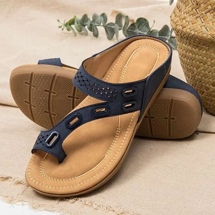 Slippers With Flat Bottomed Flip Flops And Hollow Buckle Pattern